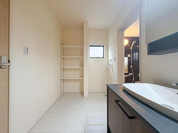 広々とした洗面所は、朝の身支度もスムーズ。オープン棚には家族のタオルや着替えを収納でき、家事効率もアップします。