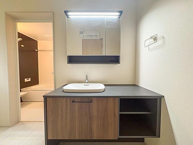 デザイン性の高い洗面台は、毎日の身支度を快適にサポート。充実の収納で洗面周りもすっきり片付き、家族みんなで気持ちよく使えます。奥の浴室とも隣接し、家事動線もスムーズです。