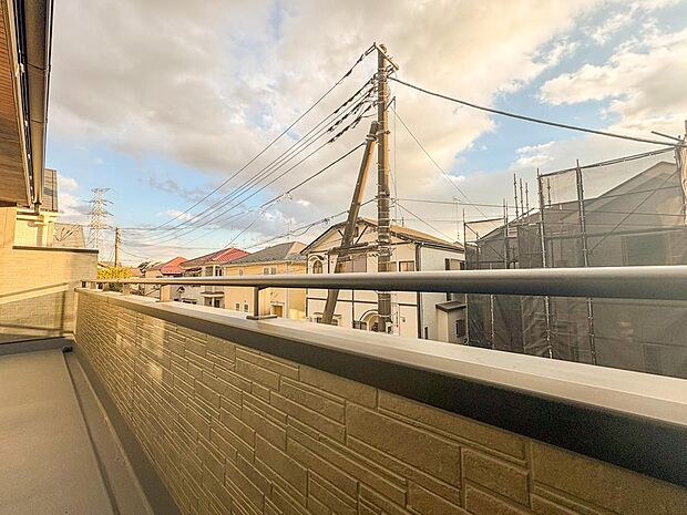 陽光が降り注ぐ広々としたバルコニーは、家族の憩いの場。開放的な眺望を楽しみながら、心地よい風を感じてリラックスできます。お子様との時間も豊かに。