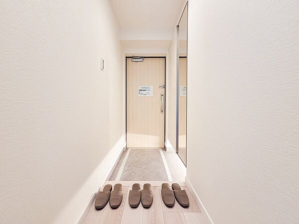 玄関は住まいの第一印象を決める大切なスペース。広さがあるため圧迫感がなく、家族や来客を気持ちよく迎え入れることができます。収納が備わり、整理整頓しやすいのも嬉しいポイントです。
