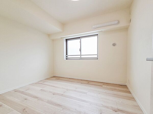 広々な子供部屋は、のびのびと過ごせる空間が魅力です。明るい日差しが差し込み、遊びや勉強に集中できる居心地の良い環境となります。お子さまの成長に合わせたレイアウト変更もしやすく、収納も充実しています。