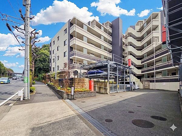 落ち着いた色調とデザインが特徴の外観は、住む人の心を和ませる上品な佇まい。高級感と清潔感が漂い、安心して暮らせる住環境を実感できます。