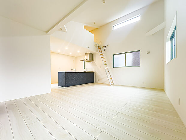 住まいには気付きがあり、住まうごとに様々な角度から違う顔を見せてくれます。新生活は小さな発見の連続です。2026/7/27撮影