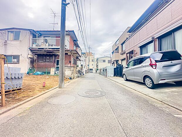 前面道路は車通りが少なく、車庫入れがスムーズに行えます。2026/3/19撮影