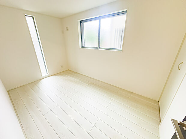 ホワイトベースの約5.11帖の居室は、飽きが来ず家具やレイアウトが映えるお部屋です。2026/7/27撮影