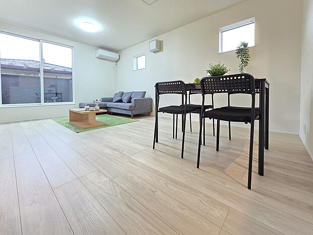 広々としたLDKでは、ごろごろしながらくつろいでしっかり体を休めることが出来ます。大切な家族が集まる場所だからこそこだわりたい空間です。