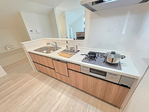 ゆとりの広さを誇るキッチンスペース。親子で並んでも余裕の広さ。一緒に並んでお菓子作りも楽しそうです。