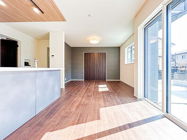 家族が自然と集まる広々としたリビング。大きな窓から陽の光が降り注ぎ、開放感と温もりが広がる空間です。ゆったりとくつろげる場所で、穏やかで心地よい時間を家族みんなで楽しめます。