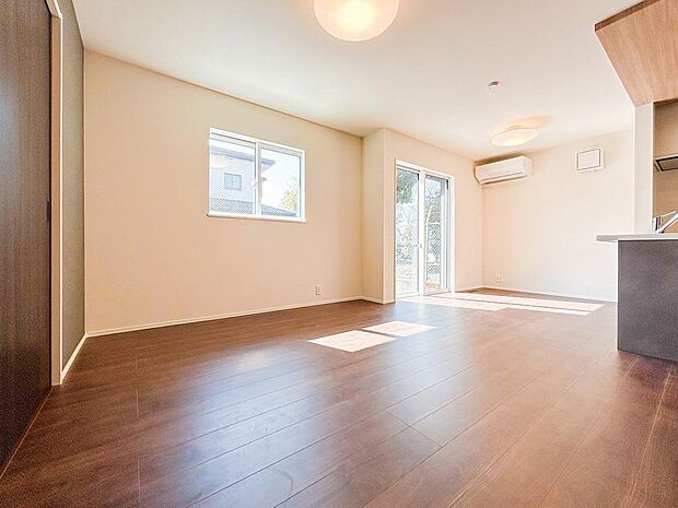 開放感あふれるリビングは、ゆっくりとした時間を味わえる贅沢な場所です。たっぷりと光が差し込み、明るく温かみのある空間が心を癒してくれます。毎日の暮らしがさらに快適で充実したものになります。