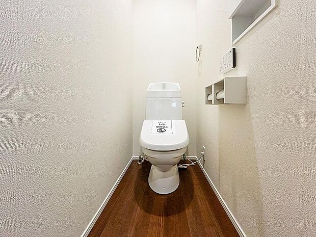 新築ならではの清潔感あふれるトイレ。シンプルでモダンなデザインが快適な空間を作り、日々の使用が気持ちよく過ごせます。広めのスペースがあり、機能性も充実しています。