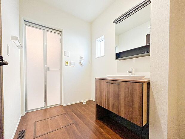 使い勝手が良い洗面化粧台は、収納力も豊富で清潔感が保たれた空間。シンプルでモダンなデザインが、朝の支度を快適にしてくれます。毎日の生活がよりスムーズに整います。