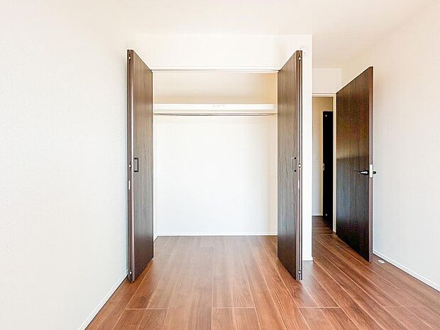 居室にはたっぷりの収納スペースが備わり、衣類や小物をすっきりと整理整頓できます。整理がしやすく、居室を広々と使えるため、快適で清潔感のある空間が保たれます。