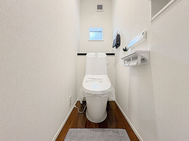 ウォシュレット付きのトイレは、白を基調としたデザインで統一されており、清潔感と爽やかさを感じさせる仕上がりとなっています。