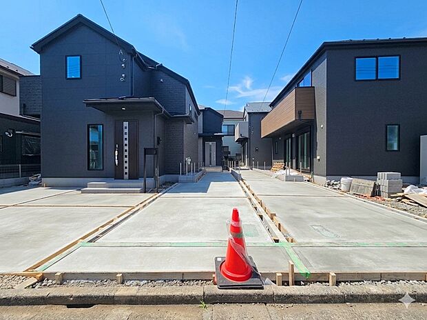 街並みに映えるスタイリッシュな外観が魅力です。細部まで配慮された設計と充実した設備仕様を備え、快適な暮らしを支える住まいです。