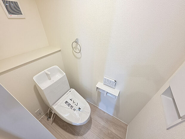 温水洗浄便座付きトイレを採用。毎日快適にお使いいただけるよう機能性にも配慮されています。