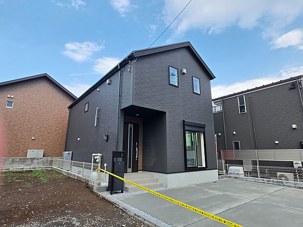 カースペースを確保した新築住宅。敷地全体を有効活用した設計で、ご家族の暮らしを支える住まいです。