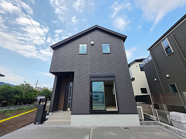 前面道路が広く開放感のある立地。建物だけでなく周辺環境や街並みもぜひ現地でご体感ください。