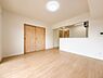 リビング/ダイニング：隣接する洋室の引き戸を閉めれば、独立したお部屋に。生活シーンに合わせてフレキシブルに使えます。