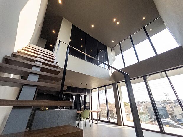 木のぬくもりが感じられるナチュラルな雰囲気に仕上がった室内。ふんだんに陽射しが注ぐ南向きの明るいリビングには家族が自然と集い笑顔に。完成済みですので即ご入居可能です。