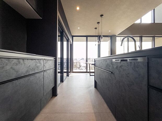 キッチンからのこの眺めはぜひ体感して頂きたい魅力のポイント。広くて明るいLDKでくつろぐ家族を眺めながら楽しくお料理できそうです。