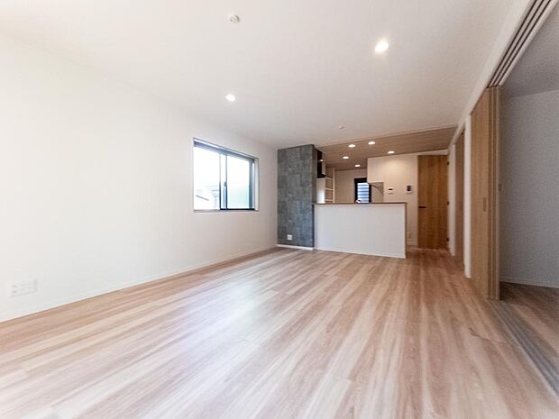 明るい光が取り入れられる空間設計のリビングです。インテリア配置もしやすい間取りです。壁や床の色と合わせて落ち着いたインテリアも選びたいですね。グリーンを飾っても素敵だと思います。