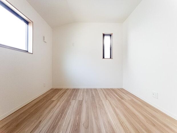 お部屋は様々な用途でお使いいただけます。時にはお子様のお部屋として、時にはお洋服などを片づけるクロークとして、時には運動するトレーニングルームとして。お部屋数があることの魅力を感じます。
