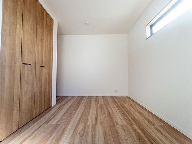 広さのある洋室は、ご夫婦様の寝室にぴったりですね。ご主人様の趣味のものや書斎などにも使用できるくらいの広さが嬉しいです。収納もばっちり完備してますのでお荷物が多いご家族様も安心してお暮しいただけます。