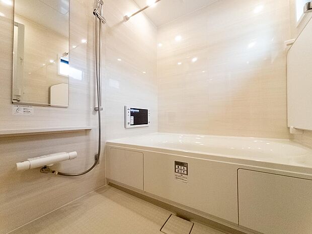 奥行きが長く足を延ばしてもラクラクのスペース。体の大きい方でも嬉しいワイドサイズ。また、カビが付きにくく軽くこすれば簡単に落ちるお掃除ラクラク仕様です。