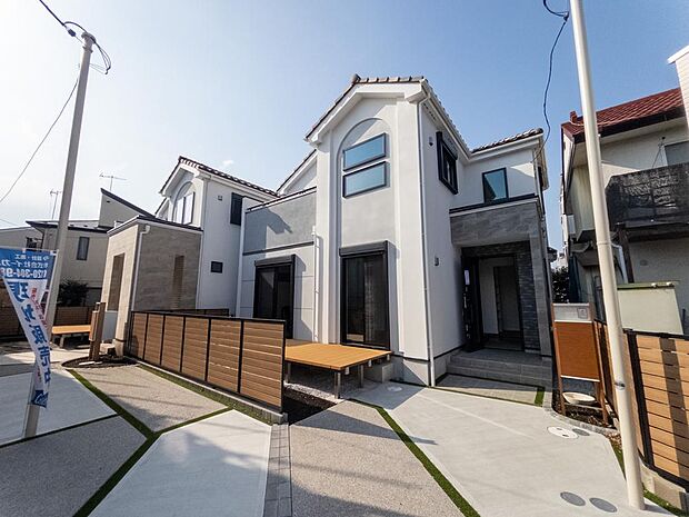 澄んだ青い空のたもと、豊かな緑が織りなす時間、表情豊かに四季折々の景観を楽しませてくれる。この場所から新しい家族の時間を紡いでくれることでしょう