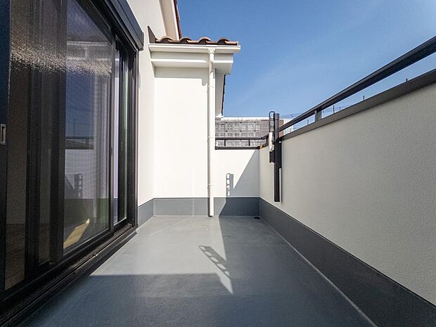 お洗濯物が多い日でも、奥様に安心して頂けるよう、広めのバルコニーを確保いたしました。是非一度、ご自身の目でお確かめください。