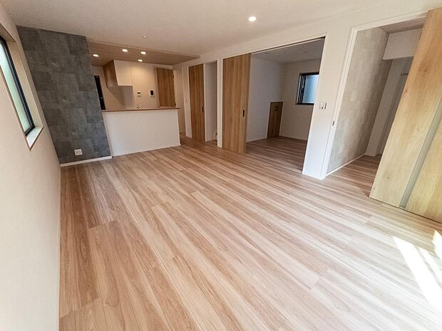 陽当たりが心地の良いリビング空間です。日中はカーテンを開けて自然な光を取り込みリラックスして過ごしたいですね、照明器具もセンスの良いものを使いたいですね。