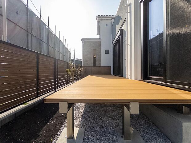 ウッドデッキが設置されており、こちらのスペースも陽当たり良好です。