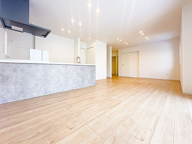 住まいには気付きがあり、住まうごとに様々な角度から違う顔を見せてくれます。新生活は小さな発見の連続です。大きな収納もご用意しております。リビングには床暖房を採用しております。2026/3/29撮影