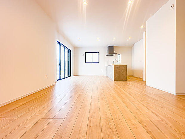 日当たり良好なLDKは、温かな陽光と爽やかな風が通り抜ける安息の住空間。帰ってきたくなる場所、安心できる場所として住まいにおける役割は重要です。2026/3/29撮影