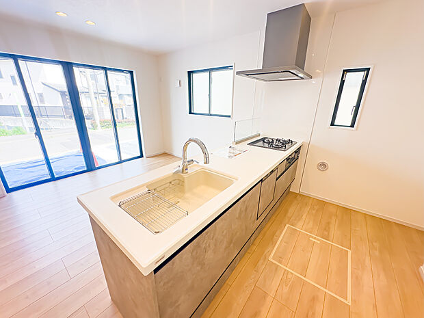 笑顔がよく似合う、そんな明るい雰囲気のキッチンスペース。毎日の料理が楽しくなりそうな期待感に満ちています。食洗器・浄水器・床下収納を完備。2026/3/29撮影