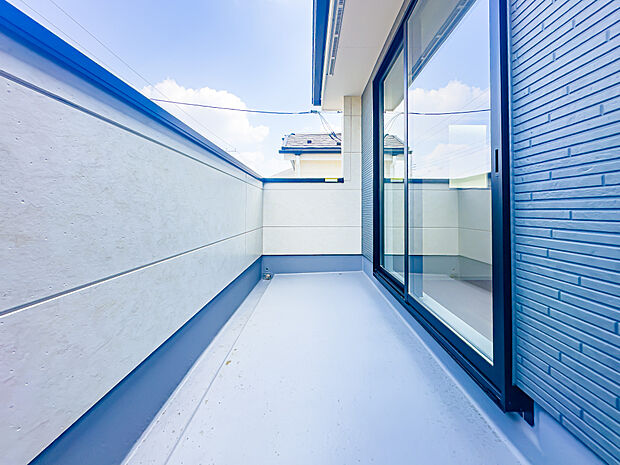 日当たり、風通しともに良好なバルコニースペースです。2026/3/29撮影