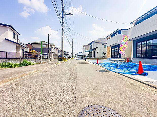 前面道路は6m以上の広さがあり、非常に開放的です。閑静な住宅地で、穏やかな新生活をお送りいただけます。2026/3/29撮影