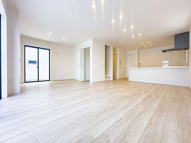 住まいには気付きがあり、住まうごとに様々な角度から違う顔を見せてくれます。新生活は小さな発見の連続です。収納もご用意しております。リビングには床暖房を採用しております。2026/3/29撮影