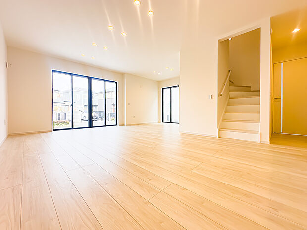 広々としたＬＤＫは、開放的な雰囲気で住まう人の暮らしをワンランク上に導いてくれる、そんな期待に満ちた住空間です。ご家族との会話を自然と演出する、リビングイン階段を採用。2026/3/29撮影