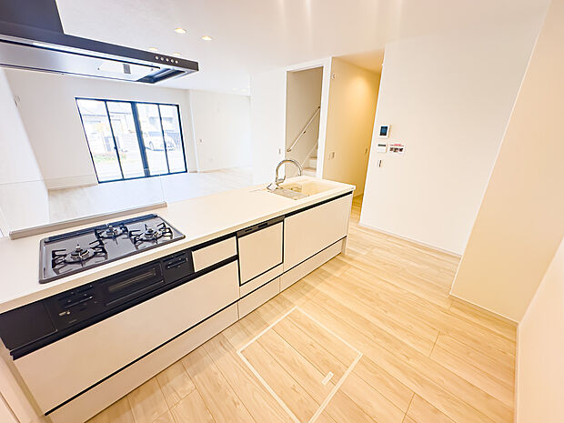 笑顔がよく似合う、そんな明るい雰囲気のキッチンスペース。毎日の料理が楽しくなりそうな期待感に満ちています。食洗器・浄水器・床下収納を完備。2026/3/29撮影