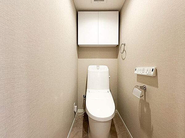 温水洗浄便座付きで毎日快適に使えるトイレ。上部にはペーパーや掃除用品の収納に便利な吊り戸棚を備えている為、いつでもすっきり清潔な空間を保てます。