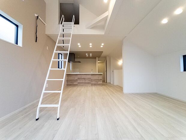 広くて明るいLDKでくつろぐ家族を眺めながら楽しくお料理できそうです。