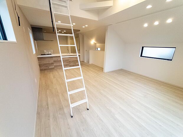 木のぬくもりが感じられるナチュラルな雰囲気に仕上がった室内。ふんだんに陽射しが注ぐ南向きの明るいリビングには家族が自然と集い笑顔に。完成済みですので即ご入居可能です。