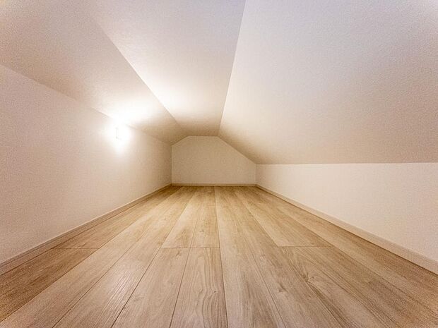 2階のお部屋上部に設けたロフトスペースは、収納としての用途はもちろん、小さな書斎や秘密基地といった楽しみが出来る、スペシャルな空間です。