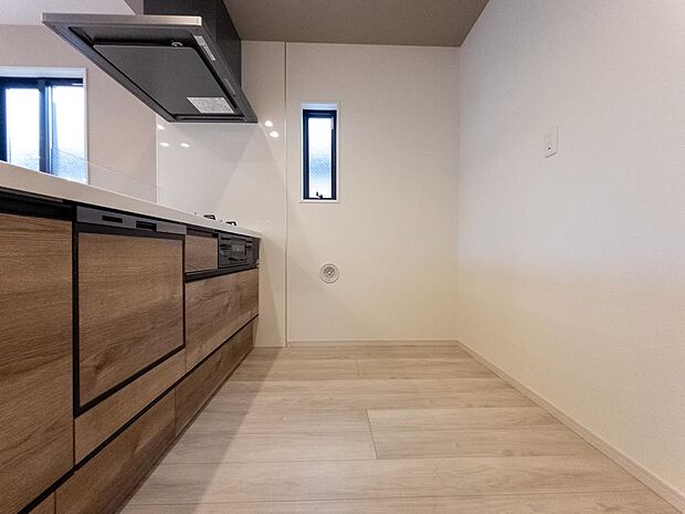 目の前をオープンにすることで開放感があり、コミュニケーションが円滑になる対面式キッチン。家族の顔がよく見えるキッチンスペースです。