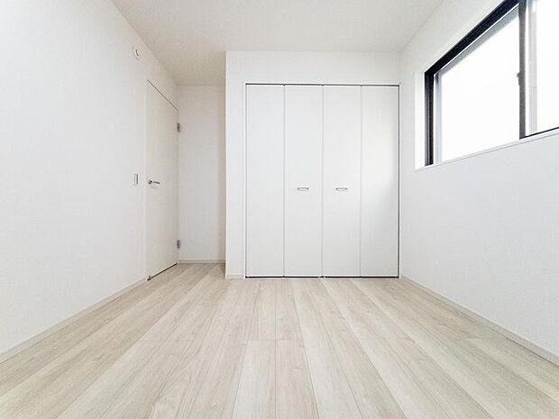 お部屋は様々な用途でお使いいただけます。時にはお子様のお部屋として、時にはお洋服などを片づけるクロークとして、時には運動するトレーニングルームとして。お部屋数があることの魅力を感じます。