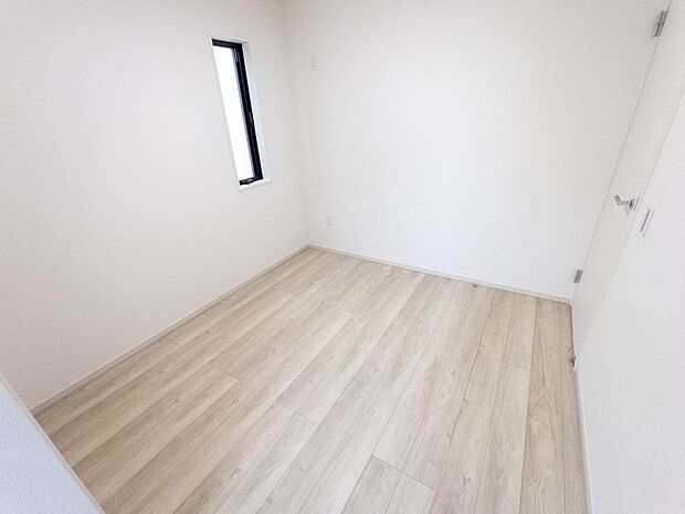 広さのある洋室は、ご夫婦様の寝室にぴったりですね。ご主人様の趣味のものや書斎などにも使用できるくらいの広さが嬉しいです。収納もばっちり完備してますのでお荷物が多いご家族様も安心してお暮しいただけます