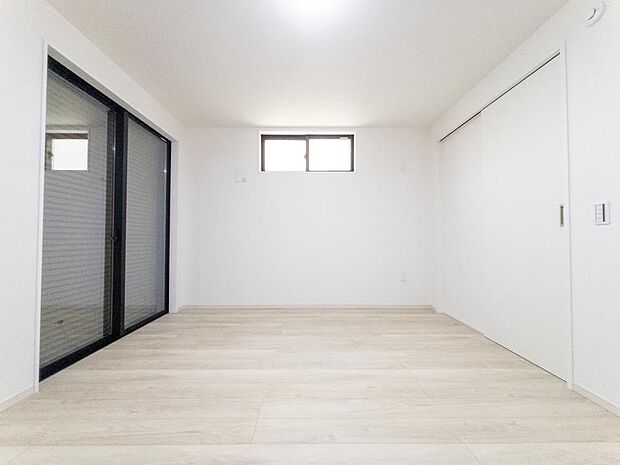 各洋室にはクローゼットが備わっています。衣類や小物などを収納することで、住空間を有効活用できます。すっきりとした空間を維持出来そうです。