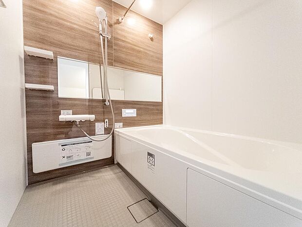 奥行きが長く足を延ばしてもラクラクのスペース。体の大きい方でも嬉しいワイドサイズ。また、カビが付きにくく軽くこすれば簡単に落ちるお掃除ラクラク仕様です。