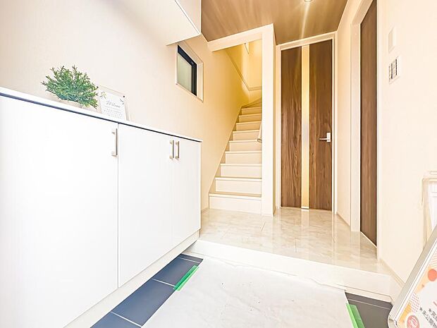 スッキリとしたシンプルイズベストな玄関スペース。玄関は1日の始まりと、締めくくりの大切な場所です。玄関の横には収納スペースがございます。2026/3/27撮影